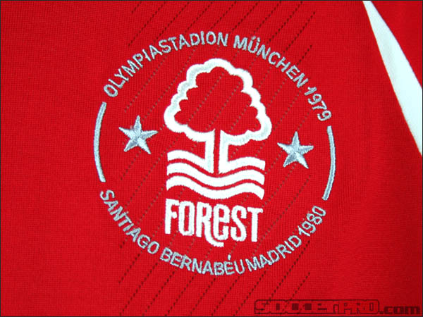 [FM2011] Nottingham Forest. El inicio de una nueva era - Página 2 735941-jhs_umbro_nottingham_forest_jersey_crest_zm
